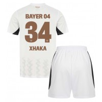 Billiga Bayer Leverkusen Granit Xhaka #34 Barnkläder Borta fotbollskläder till baby 2024-25 Kortärmad (+ Korta byxor)